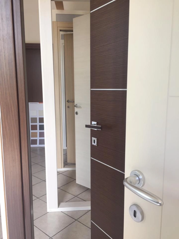 sala-mostra-porte-portoncini