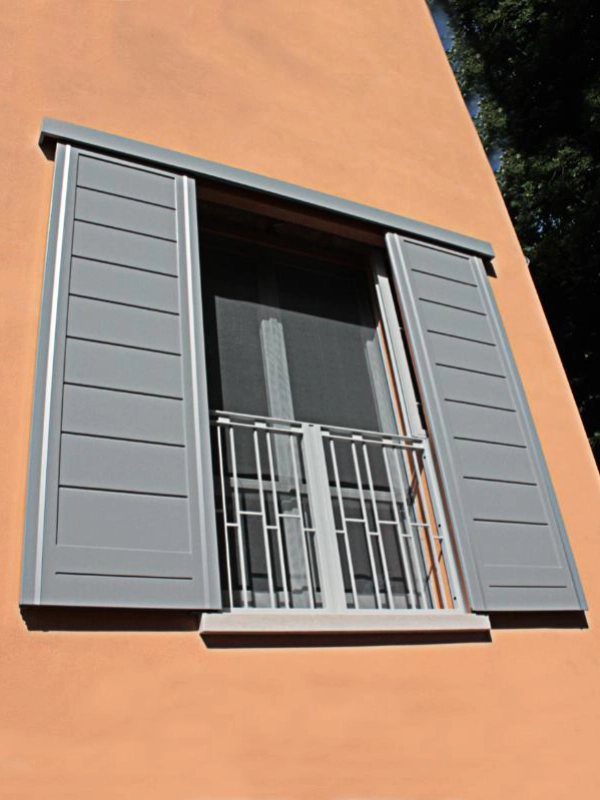 scuri-moderni-scorrevoli-in-legno-scandiano